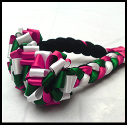 Adorno de listón rosa, blanco y verde para la cabeza.