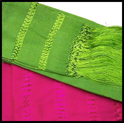 Rebozos de diferentes colores.