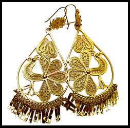 Arracadas de filigrana dorada en forma de pavorreal.