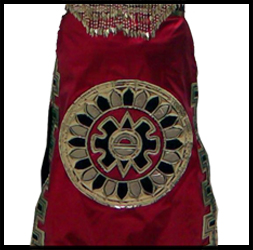 Vestido azteca rojo con diseños dorados y negros.